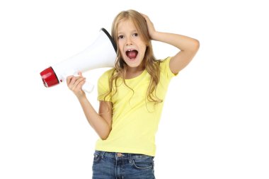 Beyaz arka planda megafonu olan güzel küçük bir kız.