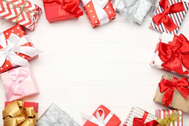 Beyaz ahşap masa şeritler ile hediye kutuları