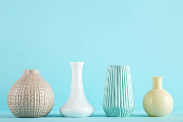 Различные керамические вазы на синем фоне
