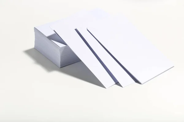 Blanke Visitenkarten auf weißem Hintergrund — Stockfoto