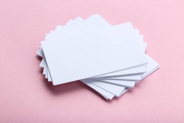 Pembe bir arka plan üzerinde boş kartvizit