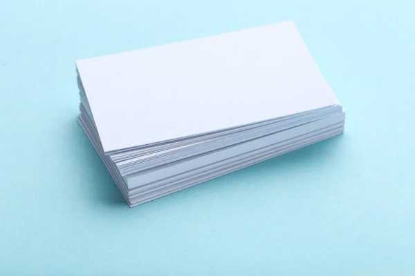 A kék háttér üres névjegykártyák — Stock Fotó