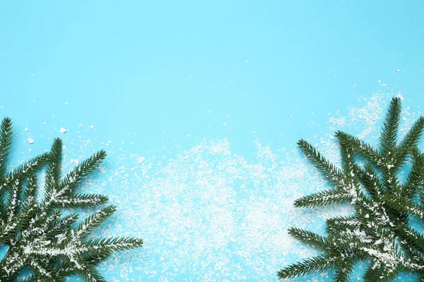 Gałęzie jodły z białym śniegiem na niebieskim tle — Zdjęcie stockowe