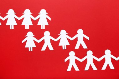 Kırmızı arkaplanda kağıt zincir insanları