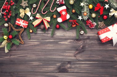 Tahta masadaki oyuncaklarla Noel ağacı dalları