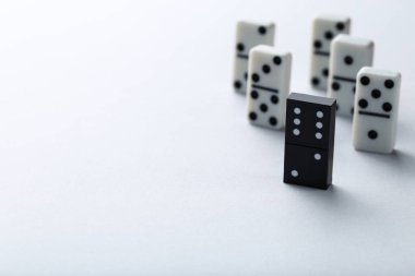 Lider konsepti. Gri arkaplanda Domino fayansları
