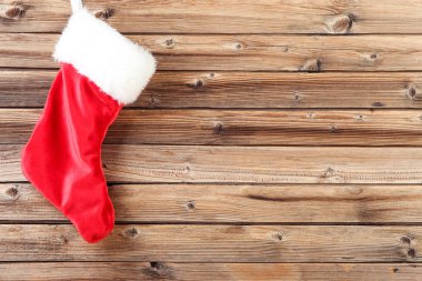 Kahverengi ahşap arka planda kırmızı Noel çorapları
