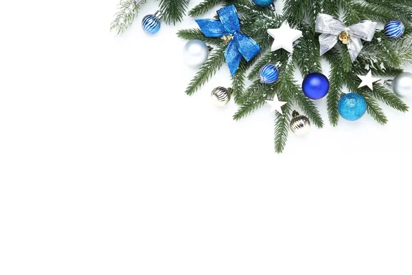 Kerst boom takken met speelgoed op witte achtergrond — Stockfoto