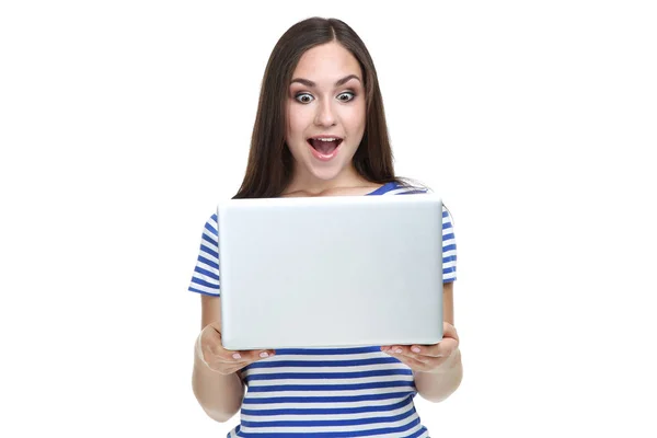 Giovane ragazza con computer portatile isolato su sfondo bianco — Foto Stock