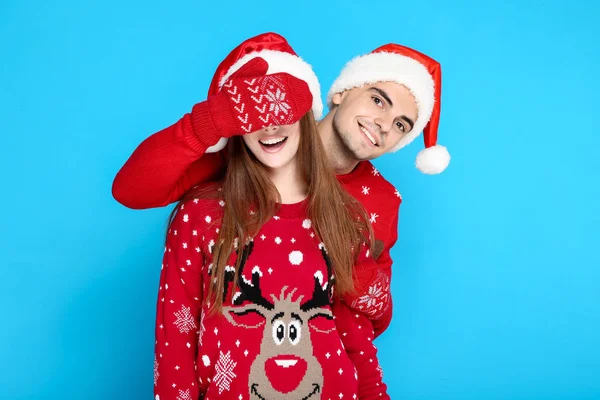 크리스마스 스웨터입은 아름다운 남자와 산타의 눈을 감고 있는 — 스톡 사진