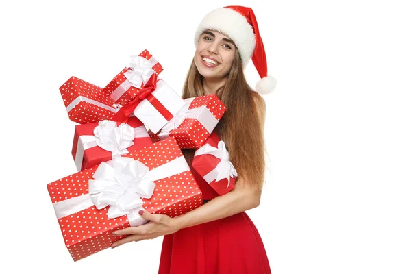 Bella donna che indossa il cappello di Babbo Natale e che tiene scatole regalo su whit — Foto Stock