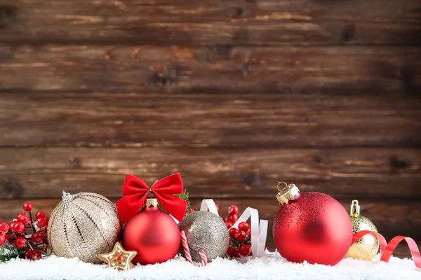 Weihnachtskugeln mit roten Beeren und Lebkuchen auf braun — Stockfoto