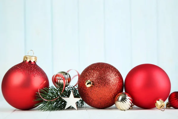 Bolas de Navidad con estrella y rama de abeto sobre fondo de madera —  Fotos de Stock