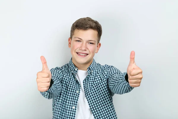 Ung Man Med Tandställning Visar Tummen Upp Grå Bakgrund — Stockfoto