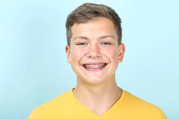 Retrato Joven Con Frenos Dentales Sobre Fondo Azul — Foto de Stock