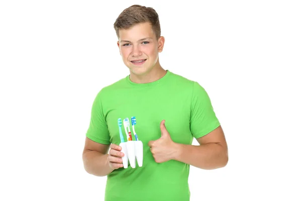 Νεαρός Που Κρατάει Οδοντόβουρτσες Και Δείχνει Τον Αντίχειρα Απομονωμένο Λευκό — Φωτογραφία Αρχείου