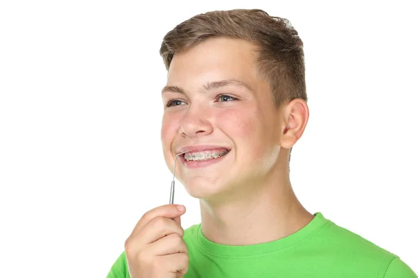 年轻男子 白色背景 带着牙套和牙医工具 — 图库照片