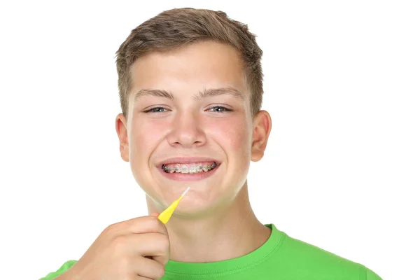 Junger Mann Mit Zahnbürste Auf Weißem Hintergrund — Stockfoto