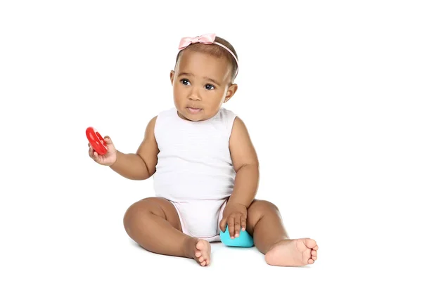 Niña Americana Sentada Jugando Con Juguetes Sobre Fondo Blanco —  Fotos de Stock