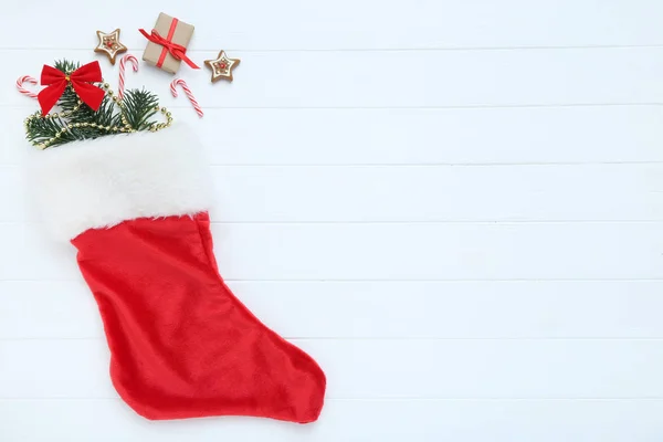 Κόκκινο Καλσόν Χριστουγεννιάτικα Στολίδια Και Μπισκότα Λευκό Ξύλινο Τραπέζι — Φωτογραφία Αρχείου