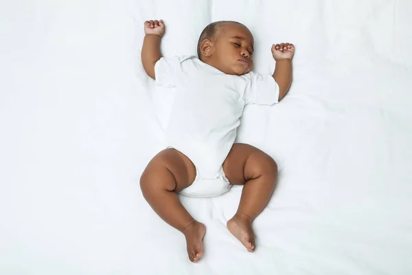 Bebê Americano Menina Dormindo Cama Branca — Fotografia de Stock