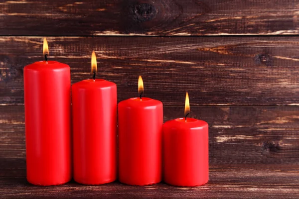Красные Рождественские Свечи Коричневом Деревянном Столе — стоковое фото
