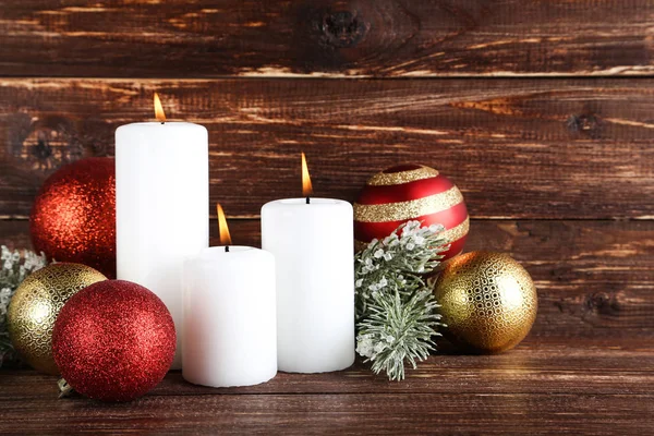 Weihnachtskerzen Mit Kugeln Und Tannenzweigen Auf Braunem Holztisch — Stockfoto