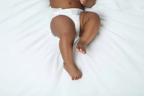 Bebé Americano Acostado Cama Blanca —  Fotos de Stock