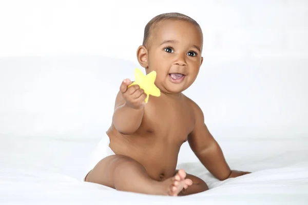 Menina Americana Sentada Cama Branca Segurando Brinquedo Amarelo — Fotografia de Stock