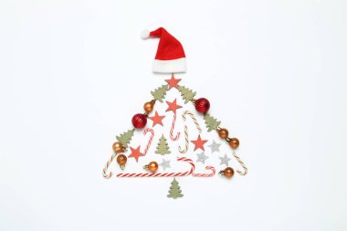 Yılbaşı kompozisyonu düzleştirildi. Beyaz arkaplanda köknar ağacı şeklinde süsler