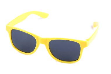 Beyaz arkaplanda izole edilmiş güneş gözlükleri