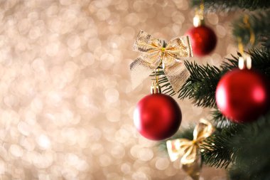 Bulanık ışık arka planında süsleri olan köknar ağacı