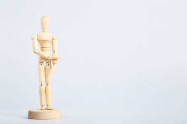 Gri arkaplanda ahşap figür