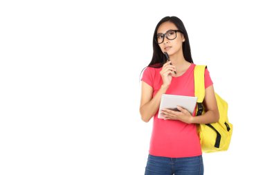 Beyaz arkaplanda tablet ve sırt çantası tutan güzel bir genç kadın.