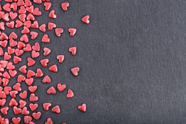 Sprinkles siyah zemin üzerine kırmızı kalp şeklinde