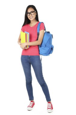 Beyaz arka planda kitapları ve sırt çantası olan genç bir kadın.