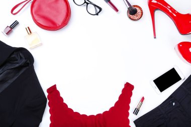 Beyaz arka planda makyaj kozmetik ve akıllı telefon ile Modern kadın giysileri