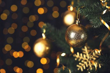 Bulanık ışık arka planında süsleri olan köknar ağacı