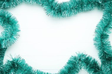 Beyaz ahşap masada Noel süsleri