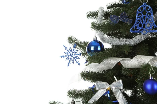 Kerst Dennenboom Met Ornamenten Witte Achtergrond — Stockfoto