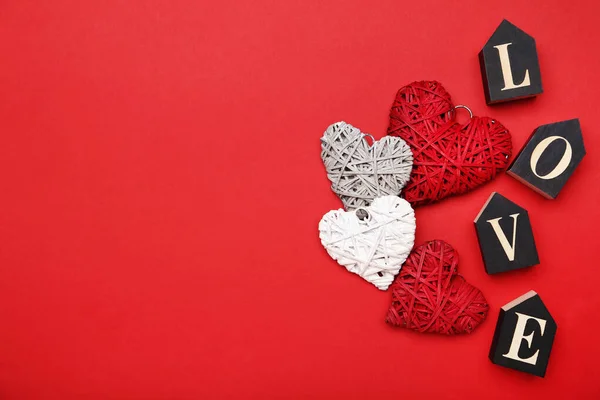 Coeurs Saint Valentin Avec Mot Amour Sur Fond Rouge — Photo