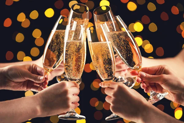 Kvinnliga Händer Clink Glasögon Champagne Suddiga Ljus Bakgrund — Stockfoto