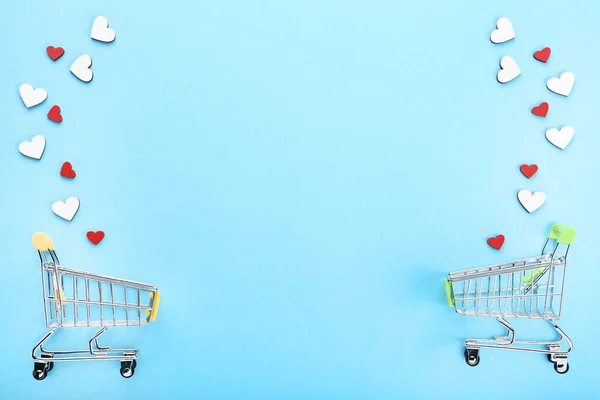 Winkelwagentjes Met Rode Witte Hartjes Blauwe Achtergrond — Stockfoto