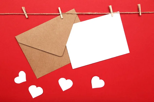 Corazones Papel Con Sobre Tarjeta Blanco Sobre Fondo Rojo —  Fotos de Stock