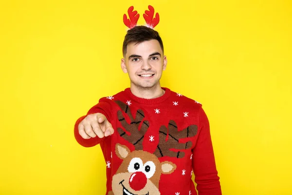 크리스마스 스웨터를 배경에 아름다운 — 스톡 사진