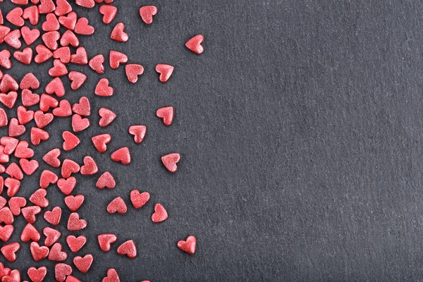 Rojo Forma Corazón Espolvorea Sobre Fondo Negro —  Fotos de Stock