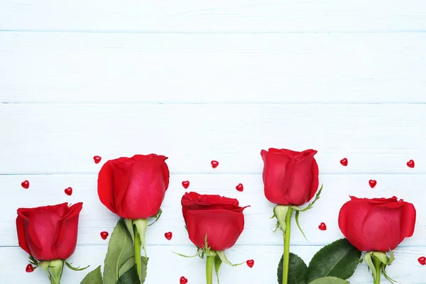 Ramo Rosas Rojas Con Pequeños Corazones Sobre Mesa Madera — Foto de Stock