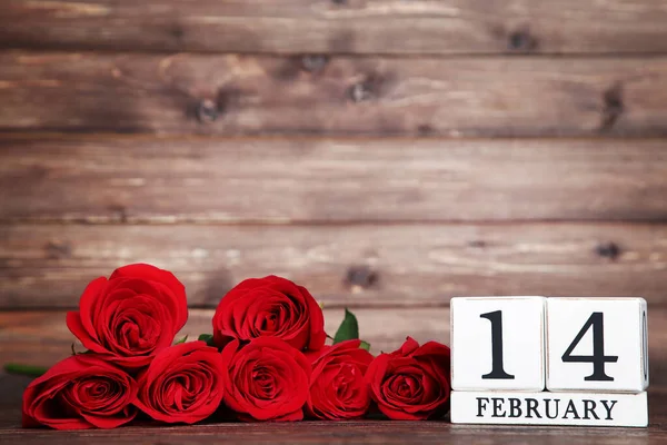 Buquê Rosas Vermelhas Com Calendário Madeira Mesa Madeira Marrom — Fotografia de Stock