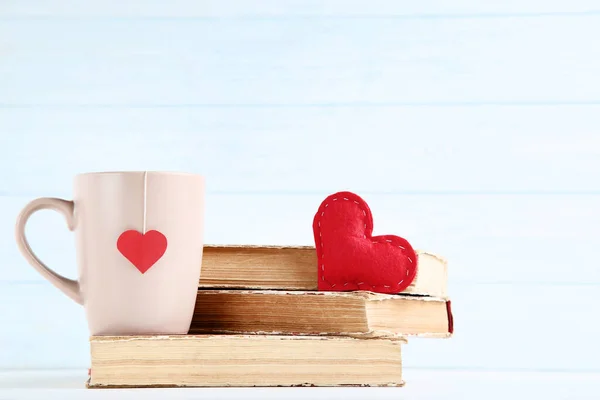 Valentine Υφασμάτινη Καρδιά Κύπελλο Και Παλιά Βιβλία Ξύλινο Τραπέζι — Φωτογραφία Αρχείου