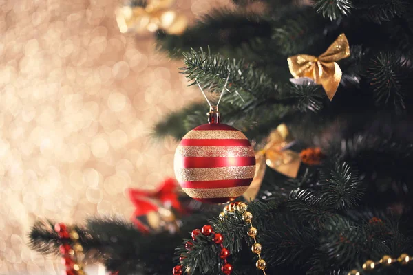 배경에 장식이 크리스마스 전나무 — 스톡 사진